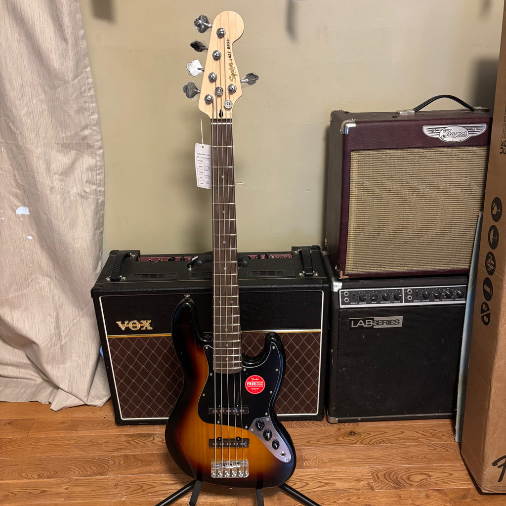 Squier Affinity Series Jazz Bass V, Laurel Fingerboard, Black Pickguard, 3-Color Sunburst