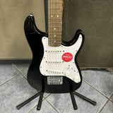 Squier Mini Stratocaster Laurel Fingerboard, White Pickguard, Black